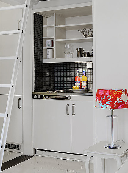 Фотография: Кухня и столовая в стиле Скандинавский, Декор интерьера, Малогабаритная квартира, Квартира, Швеция, Цвет в интерьере, Дома и квартиры, Белый – фото на INMYROOM