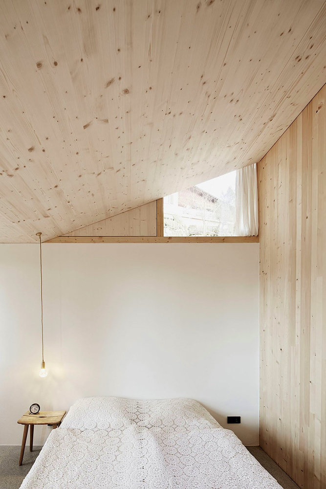 Фотография: Спальня в стиле Эко, Современный, Дом, Архитектура, Ландшафт, Планировки, Белый, Минимализм, Перепланировка, Черный, Бежевый, Синий, Серый, Дом и дача, Австрия, Форарльберг, Дорнбирн, Йохен Шпехт – фото на INMYROOM Фотография: Спальня в стиле Эко, Современный, Дом, Архитектура, Ландшафт, Планировки, Белый, Минимализм, Перепланировка, Черный, Бежевый, Синий, Серый, Дом и дача, Австрия, Форарльберг, Дорнбирн, Йохен Шпехт – фото на INMYROOM