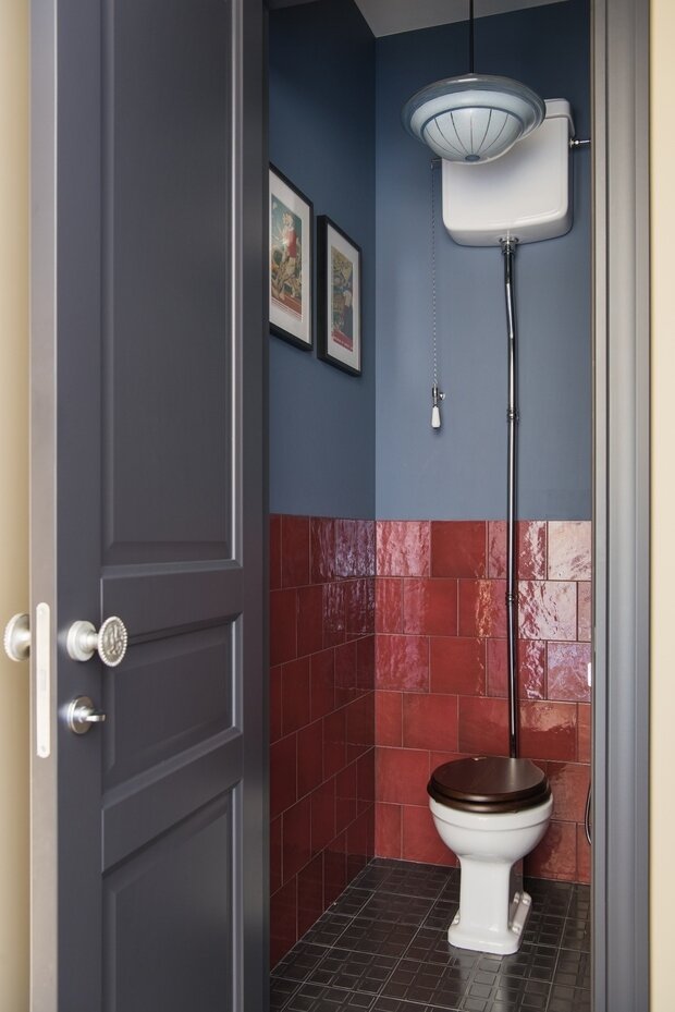 В туалете удалось разместить рукомойник, бойлер за встроенным шкафом, шкаф с инженерными коммуникациями.