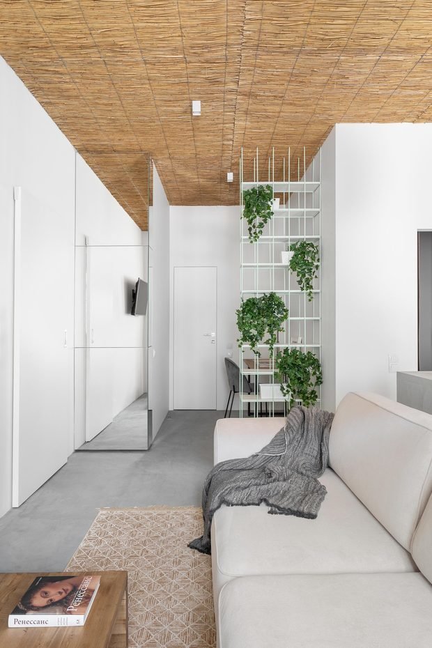 Зеркальный шкаф растворяется в помещении и не загромождает пространство.