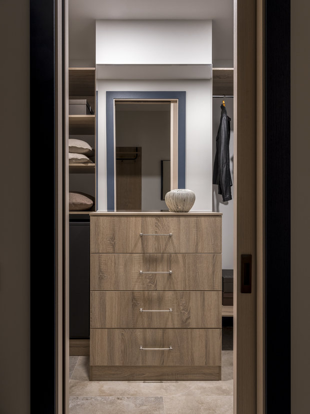 Фотография: Гардеробная в стиле Современный, Квартира, Проект недели, Москва, 2 комнаты, 60-90 метров, Ирина Киреева, dots&points, Анна Пискун – фото на INMYROOM