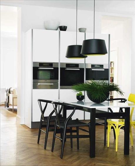 Фотография: Кухня и столовая в стиле Минимализм, Декор интерьера, Квартира, Дом, Интерьер комнат, Цвет в интерьере, Белый – фото на INMYROOM