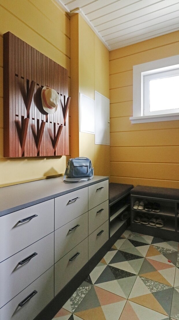 Фотография: Прихожая в стиле Скандинавский, Современный, Эклектика, Эко, Дом, Проект недели, Дом и дача, Московская область, Виктория Качуровская, Александра Бронникова, 4 и больше, Более 90 метров, Черноголовка, Twosides.pro, Дмитрий Шешунов – фото на INMYROOM