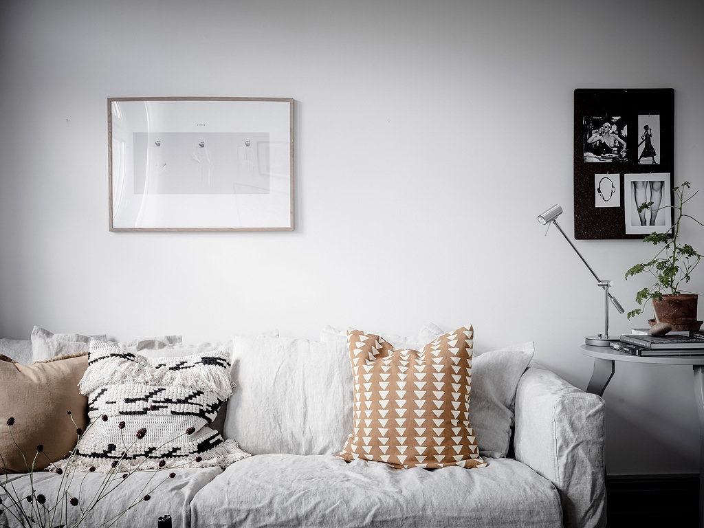 Фотография: Гостиная в стиле Скандинавский, Лофт, Декор интерьера, Квартира, Планировки, Декор, Белый, Серый, 2 комнаты, до 40 метров – фото на INMYROOM