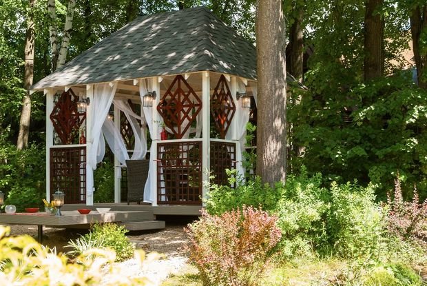 Фотография: Терраса в стиле Восточный, Классический, Россия, MW-LIGHT, Белый, Дача, Красный, Коричневый, Подмосковье, Дом и дача, 4SiS, A&D Home, Террадек, Хомгарт, Фундекс, Ruflex, Елена Кунците, как построить беседку, кровля из черепицы, деревянный каркас у беседки – фото на INMYROOM