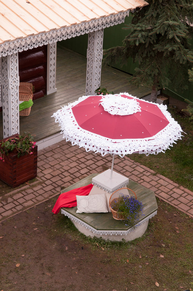 Фотография: Терраса в стиле Прованс и Кантри, Россия, Ландшафт, Декор, Мебель и свет, Белый, Дача, Красный, Зеленый, Бежевый, Коричневый, Эко, Подмосковье, Дом и дача, Фазенда, Трехгорная мануфактура, АртГородец, Можайский лесопильный деревообрабатывающий комбинат, Александр Жданов, Светлана Васильева, деревянный фасад в русском стиле, баня пряничный домик, деревянная кровля, резьба по дереву, городецкая резьба, городецкая роспись, астраханский стиль – фото на INMYROOM