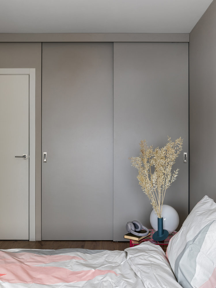 В спальне стены под покраску, в таких же оттенках подобрали материал для раздвижных фасадов встроенного шкафа. В спальне стены под покраску, в таких же оттенках подобрали материал для раздвижных фасадов встроенного шкафа.