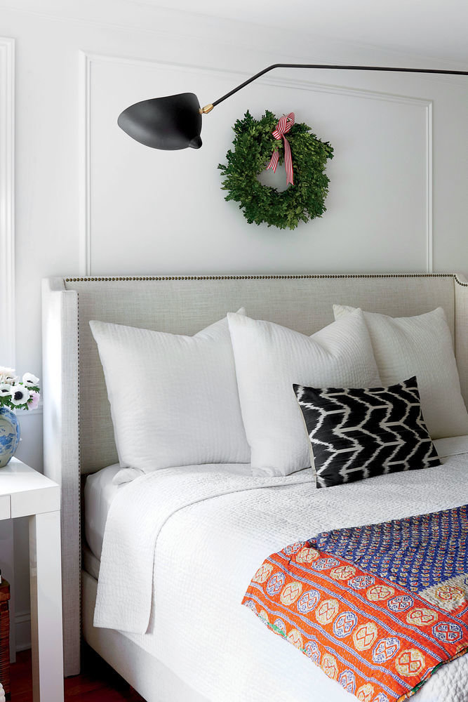 Фотография: Спальня в стиле Прованс и Кантри, Декор интерьера, Дом, США, Аксессуары, Декор, Новый Год, Красный, Дом и дача, как украсить интерьер к новому году – фото на INMYROOM Фотография: Спальня в стиле Прованс и Кантри, Декор интерьера, Дом, США, Аксессуары, Декор, Новый Год, Красный, Дом и дача, как украсить интерьер к новому году – фото на INMYROOM