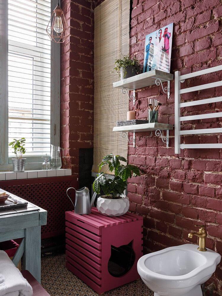 Просторный закрытый туалет для кота с откидной крышкой был сделан на заказ. Он также выполняет функцию подставки для цветов. Просторный закрытый туалет для кота с откидной крышкой был сделан на заказ. Он также выполняет функцию подставки для цветов.