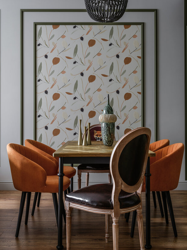 В гостиной по желанию клиентов замиксовали обои с покраской.