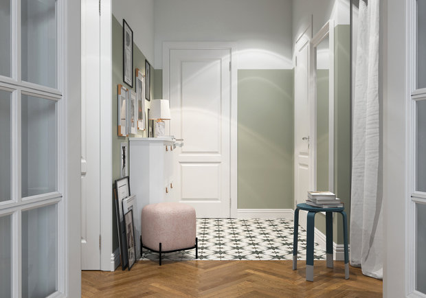 В прихожей создали уютную входную группу с помощью галошницы, пуфа и композиции из постеров. За дверью справа находится кладовка для инвентаря, а за занавеской – гардеробная.