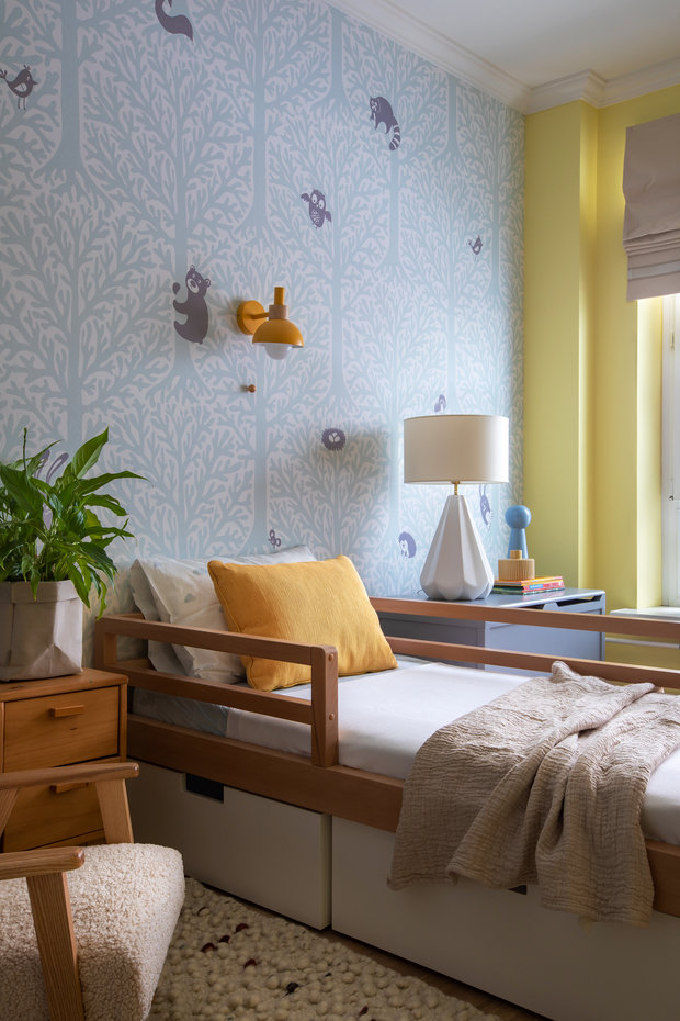 В детской комнате на данный момент проживает один ребенок, но есть возможность ее зонировать при необходимости. Здесь же расположена большая гардеробная.