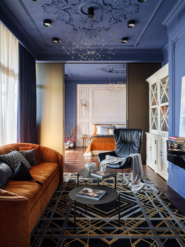 Шерстяной ковер с графичным рисунком повторяет орнамент книжного шкафа.