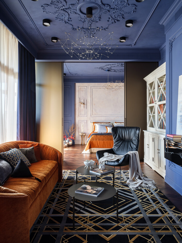 Шерстяной ковер с графичным рисунком повторяет орнамент книжного шкафа. Шерстяной ковер с графичным рисунком повторяет орнамент книжного шкафа.