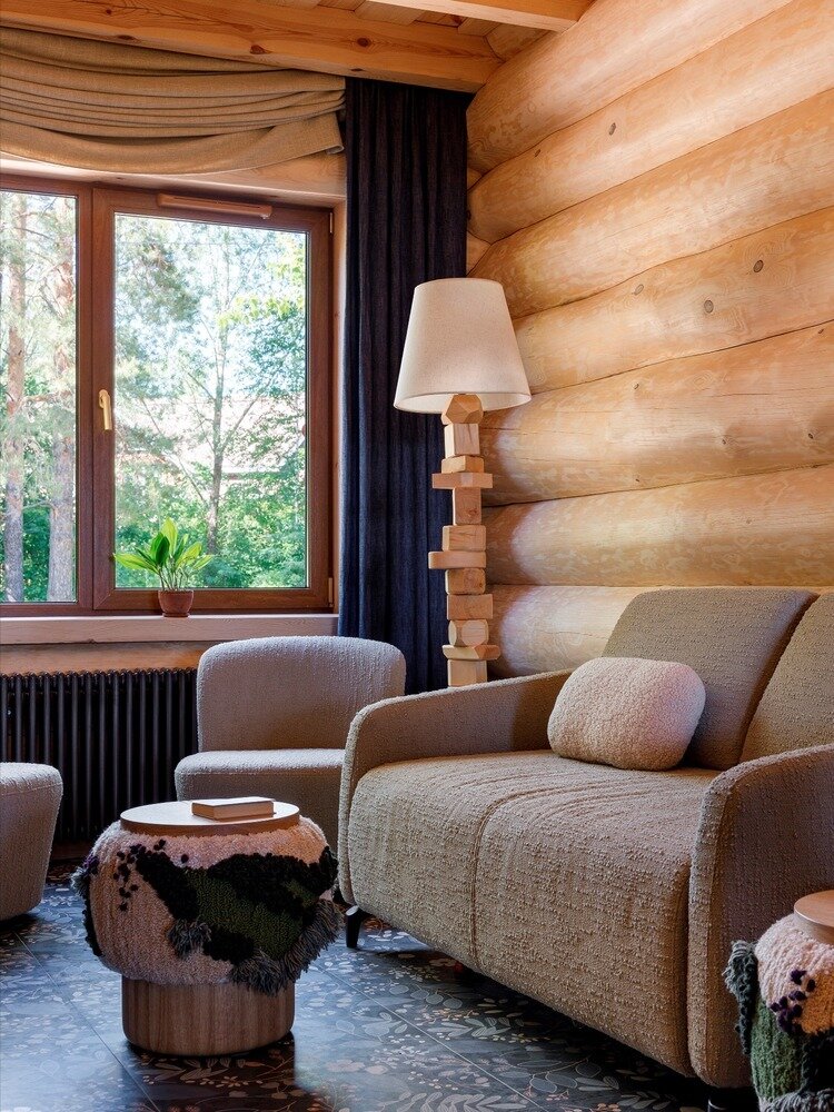 Появление пуфов в проекте обусловлено не только декоративным аспектом. Помещение комнаты отдыха небольшое, гостей может быть много — пуфы можно передвигать, использовать и как табуреты, и как столики.