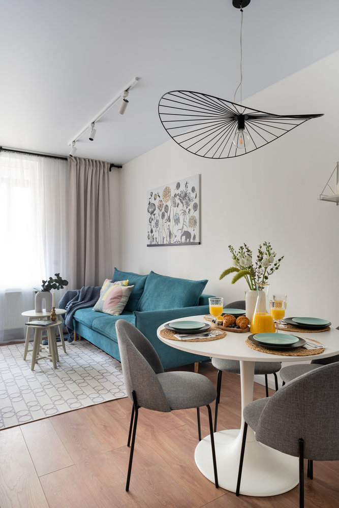 Везде использовали обои, так как к ним не нужно было делать такую тщательную подготовку, как для покраски.