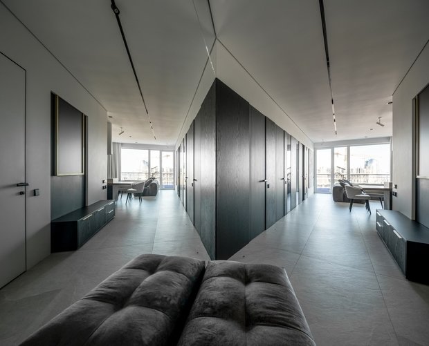 Зеркало в прихожей дает возможность взглянуть на себя перед выходом из дома, а также визуально расширяет пространство.