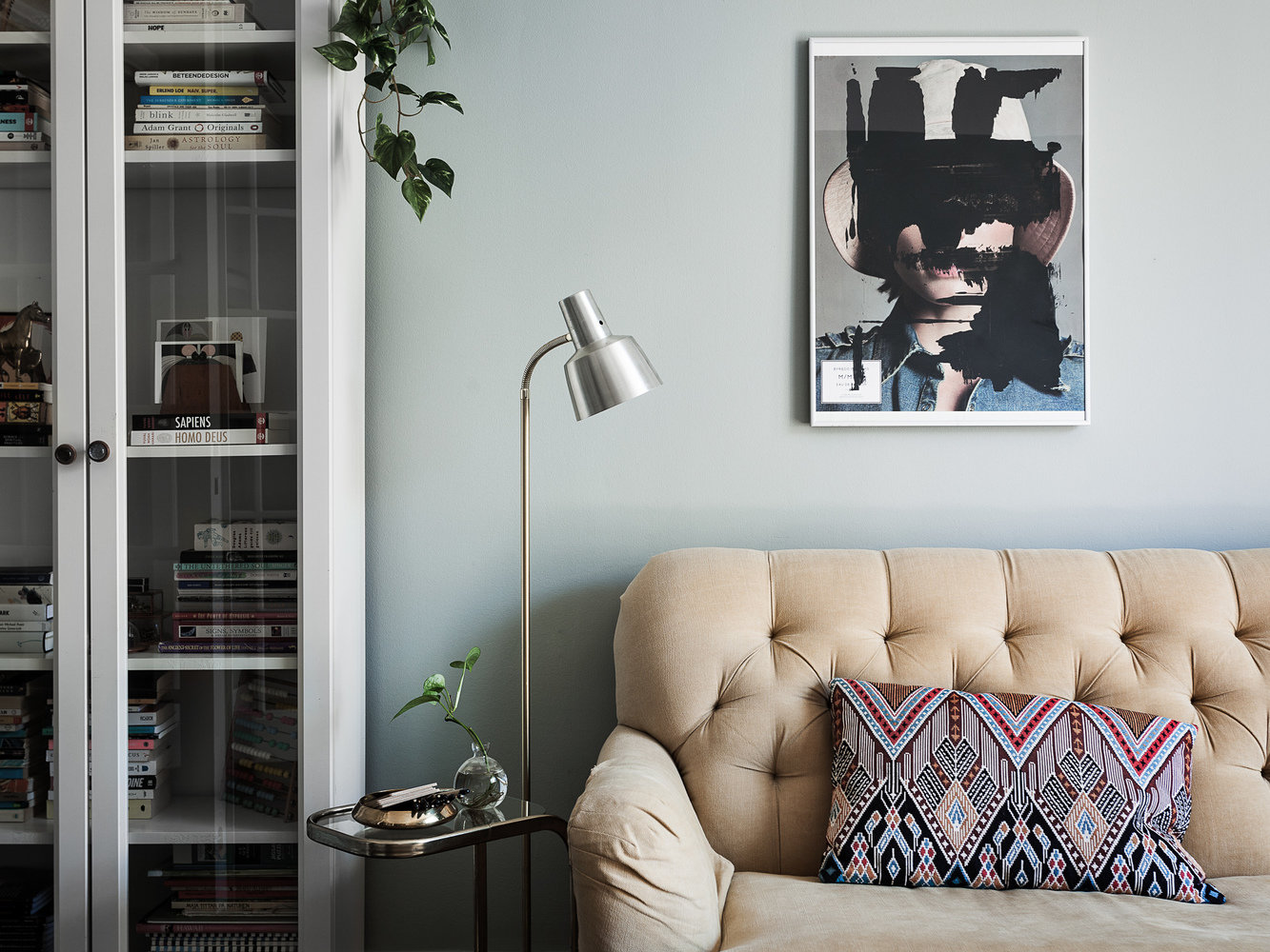 Фотография: Гостиная в стиле Скандинавский, Кухня и столовая, Спальня, Эклектика, Декор интерьера, Квартира, Швеция, Декор, Зеленый, Стокгольм, как создать уютную атмосферу, как обустроить двухкомнатную квартиру, 2 комнаты, 40-60 метров, как сочетать орнаменты – фото на INMYROOM