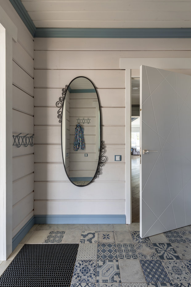 В отделке интерьера уделили внимание потолочным карнизам и плинтусам и сделали их цветными. 