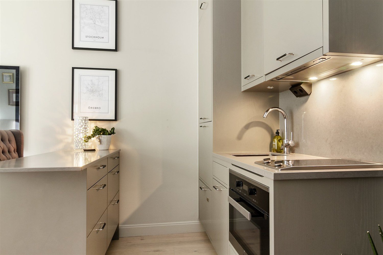 Фотография: Кухня и столовая в стиле Скандинавский, Эклектика, Декор интерьера, Малогабаритная квартира, Квартира, Студия, Швеция, Стокгольм, Серый, до 40 метров – фото на INMYROOM Фотография: Кухня и столовая в стиле Скандинавский, Эклектика, Декор интерьера, Малогабаритная квартира, Квартира, Студия, Швеция, Стокгольм, Серый, до 40 метров – фото на INMYROOM