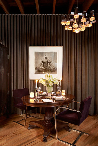 Фотография: Кухня и столовая в стиле Современный, Эклектика, Декор интерьера, Мебель и свет, Стол – фото на INMYROOM