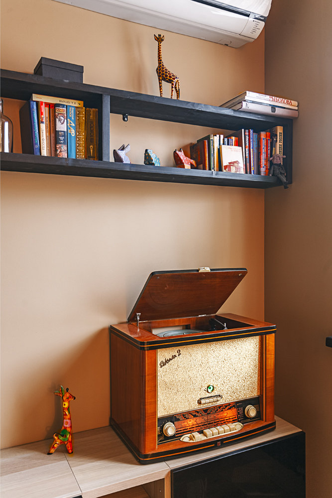 Фотография: Спальня в стиле Современный, Квартира, Россия, Проект недели, Новая Москва, Максим Ковалевский, переделка хрущевки, как обустроить двухкомнатную квартиру в хрущевки, как из типовой квартиры сделать студию, ремонт хрущевки, видео, Хрущевка – фото на INMYROOM Фотография: Спальня в стиле Современный, Квартира, Россия, Проект недели, Новая Москва, Максим Ковалевский, переделка хрущевки, как обустроить двухкомнатную квартиру в хрущевки, как из типовой квартиры сделать студию, ремонт хрущевки, видео, Хрущевка – фото на INMYROOM