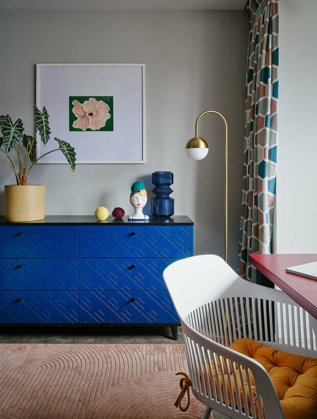 Над комодом — работа хозяйки комнаты, оформленная в широкое паспарту и белый багет.