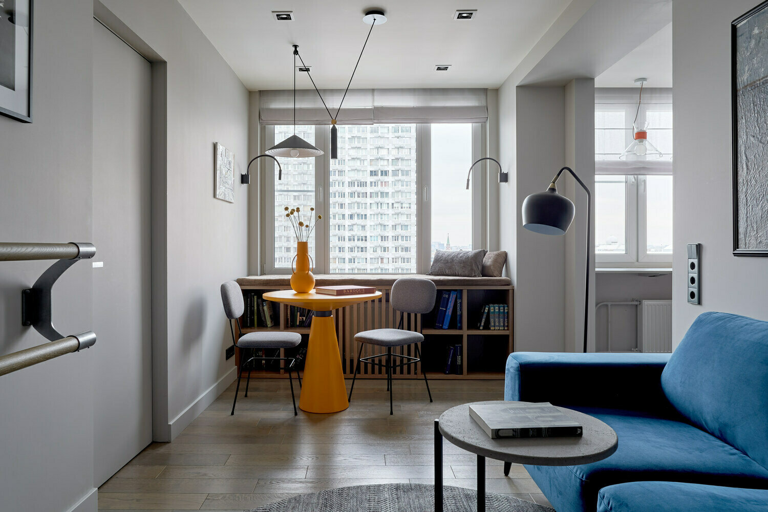 На полу инженерная доска с серой тонировкой, долго ее выбирали, чтобы попасть в цвет стен. На стенах покраска. На полу инженерная доска с серой тонировкой, долго ее выбирали, чтобы попасть в цвет стен. На стенах покраска.