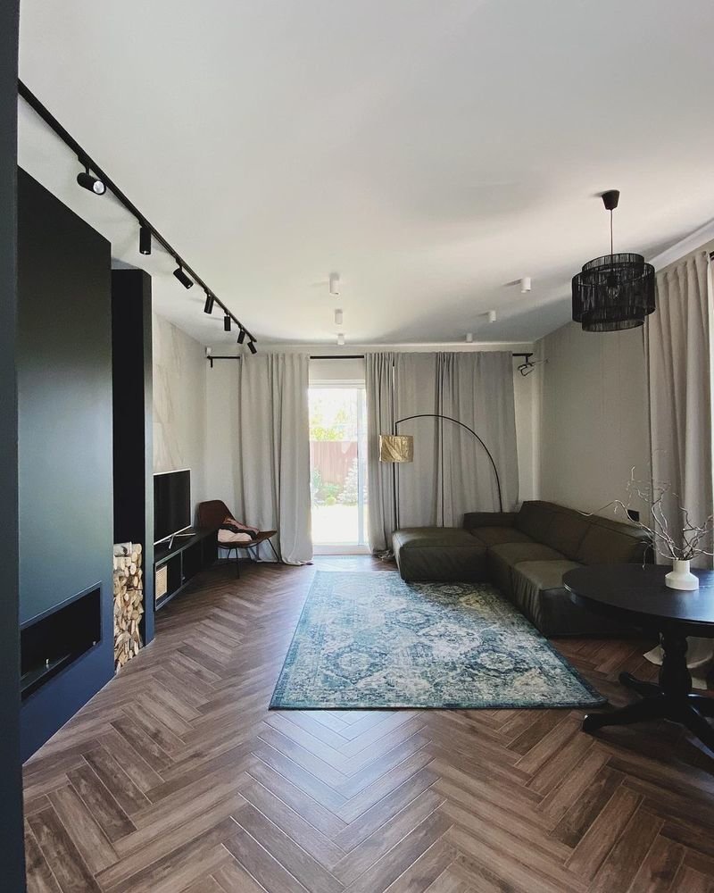 Фотография: Гостиная в стиле Современный, Кухня и столовая, Ремонт на практике, черная кухня – фото на INMYROOM