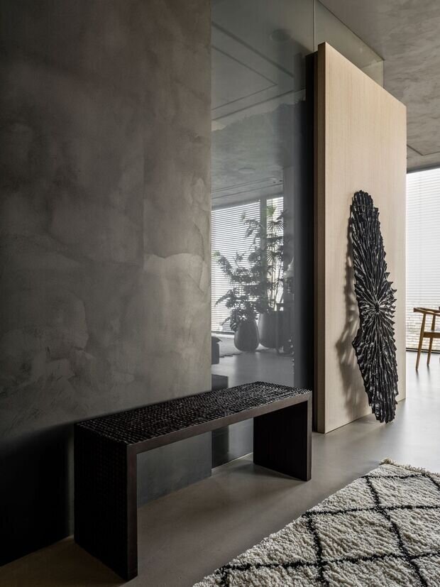 Фотография: Прихожая в стиле Лофт, Современный, Эклектика, Бохо, Квартира, Проект дня, Москва, Монолитный дом, 2 комнаты, 60-90 метров, Эксклюзивные проекты, современный/роскошный, фото интерьера, дизайн интерьера фото, тренды в дизайне 2026, тренды в дизайне интерьеров 2026 – фото на INMYROOM