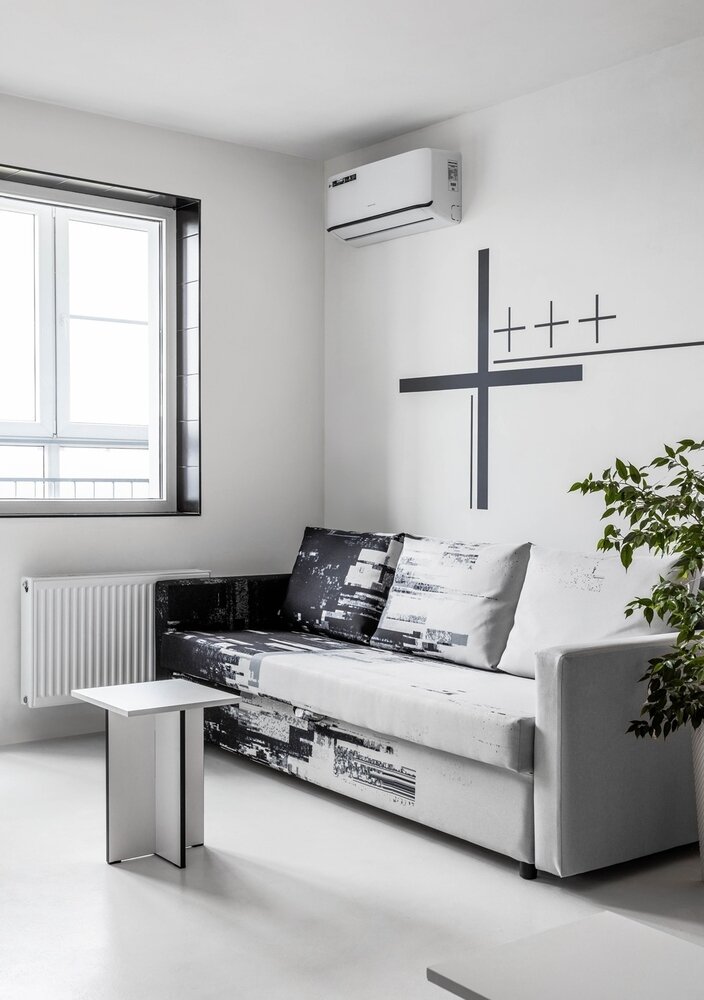 «Важным элементом оформления является графика с рисунком перекрестий. Отдаленно это напоминает внешний вид курсора в программах для черчения. Еще один классный предмет — диван. Он приехал из предыдущей квартиры, но мы обтянули его тканью с уникальным принтом, разработанным специально для этого проекта. Это часть эксперимента с глитч-артом, которым я увлечен в последнее время», — рассказывает Рустэм Уразметов. «Важным элементом оформления является графика с рисунком перекрестий. Отдаленно это напоминает внешний вид курсора в программах для черчения. Еще один классный предмет — диван. Он приехал из предыдущей квартиры, но мы обтянули его тканью с уникальным принтом, разработанным специально для этого проекта. Это часть эксперимента с глитч-артом, которым я увлечен в последнее время», — рассказывает Рустэм Уразметов.