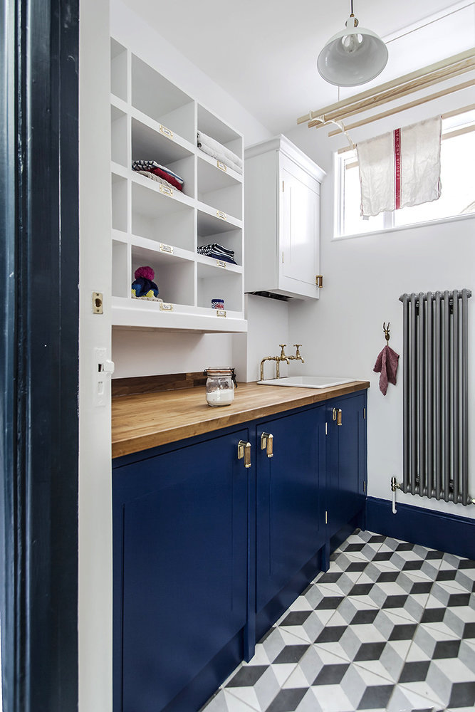 Фотография: в стиле , Кухня и столовая, Декор интерьера, Дом, Белый, Красный, Синий, Коричневый, синяя кухня – фото на INMYROOM Фотография: в стиле , Кухня и столовая, Декор интерьера, Дом, Белый, Красный, Синий, Коричневый, синяя кухня – фото на INMYROOM