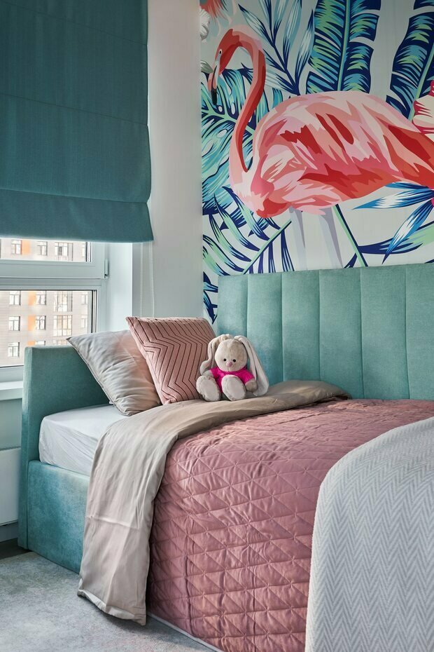 Для комнаты девочки выбор пал на диван-тахту, его можно использовать и как спальное место, и как диван. Рабочий стол и полки из ИКЕА.