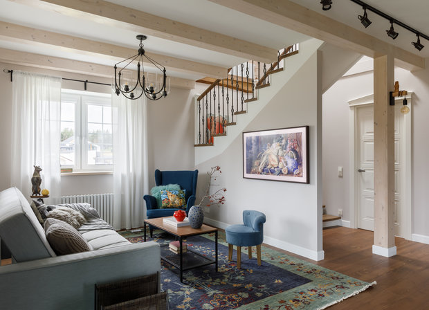 По желанию заказчиков интерьер должен быть не перегруженным, но в то же время ярким и наполненным, на стенах использовали базовые нейтральные светлые цвета, основными акцентами стали керамическая плитка, мебель и текстильное оформление. 