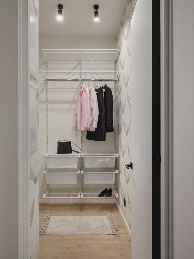 Фотография: Гардеробная в стиле Современный, Минимализм, Квартира, Проект дня, Москва, 2 комнаты, 40-60 метров, современный с элементами минимализма и скандинавского стиля, ЖК «Зиларт», Зоя Закалюжная – фото на INMYROOM