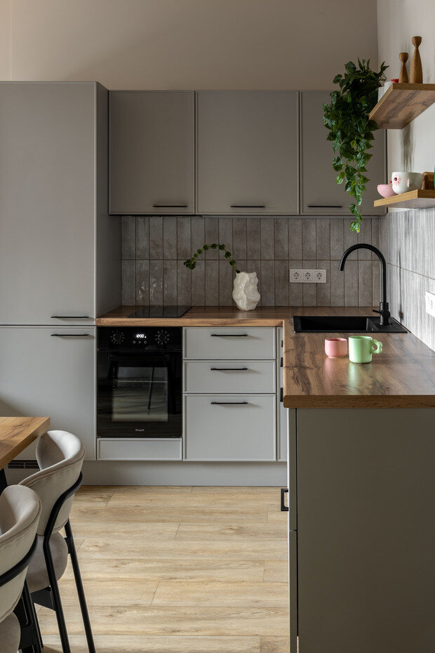 Фотография: Кухня и столовая в стиле Современный, Малогабаритная квартира, Квартира, Проект дня, Москва, 1 комната, 40-60 метров, Ирина Долганова, современный с элементами минимализма и скандинавского стиля – фото на INMYROOM