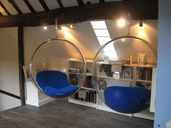 Фотография: Мебель и свет в стиле Эклектика, Интерьер комнат, Eero Aarnio, Кресло – фото на InMyRoom.ru