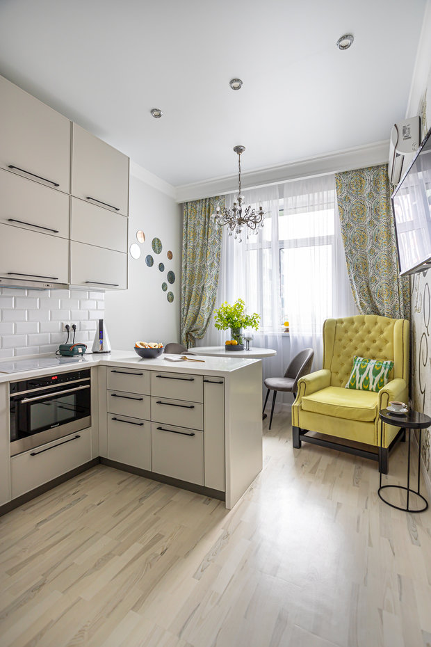 На пол выбрали шпонированную пробку светлого цвета.