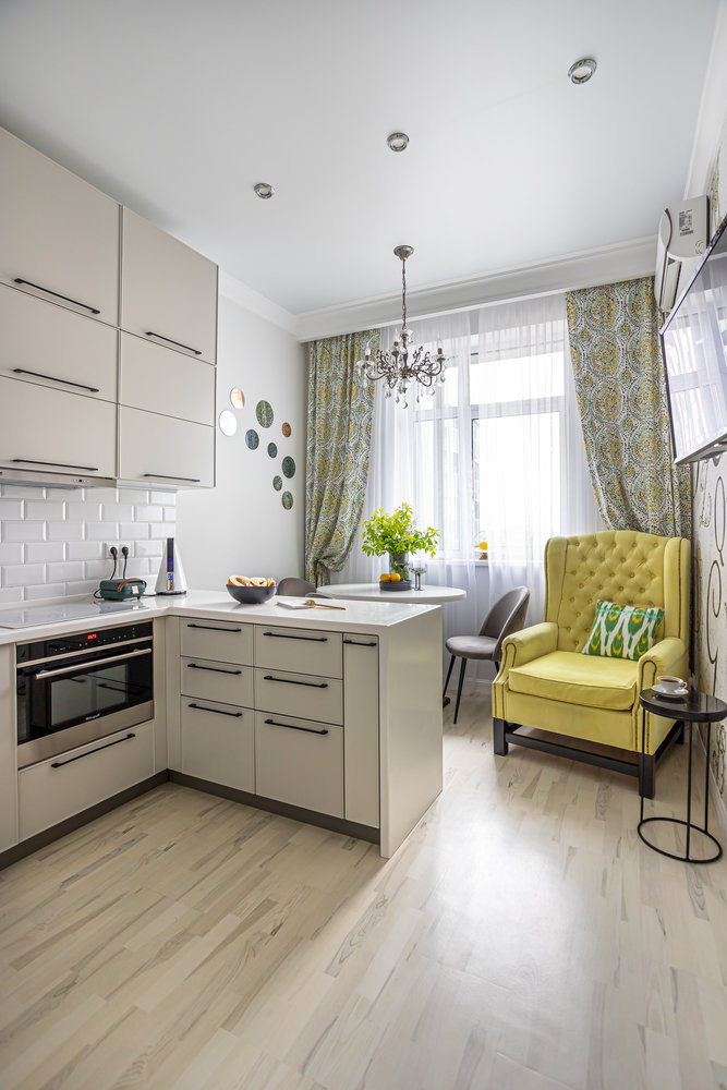 На пол выбрали шпонированную пробку светлого цвета. На пол выбрали шпонированную пробку светлого цвета.