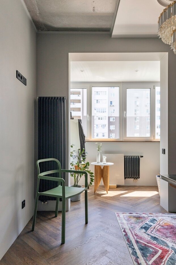 Бетонный потолок от застройщика покрыли матовым лаком.