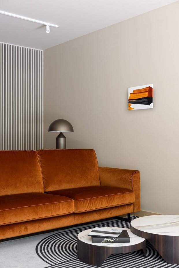 В интерьер гостиной идеально вписалась абстрактная картина современной белорусской художницы Кати Сумаревой.