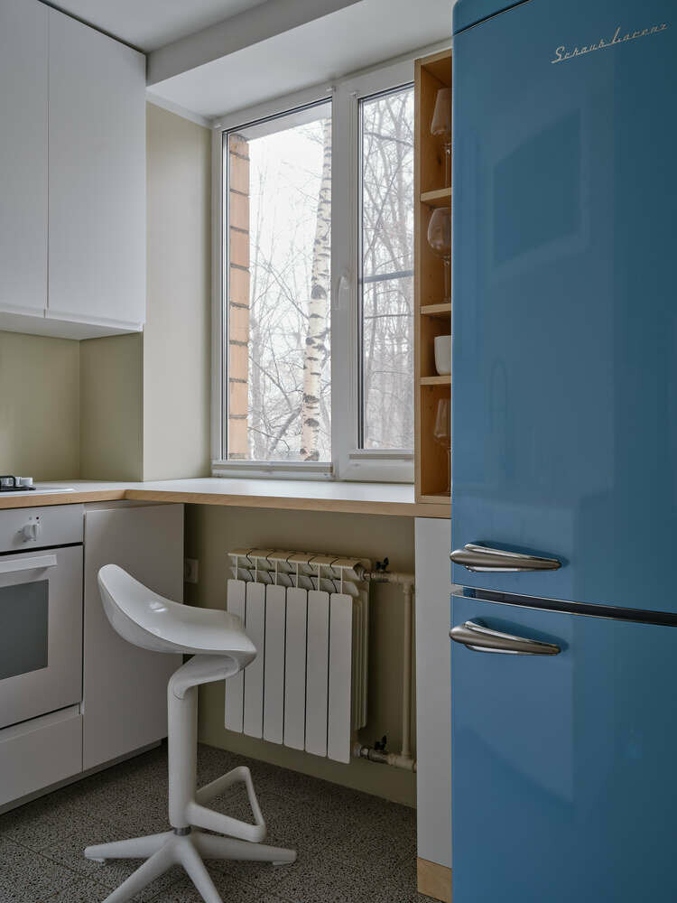 Конструкция вокруг холодильника, которая замыкает гарнитур и отделяет кухню от рабочей зоны, имеет удобный узкий отсек, где хранится гладильная доска и закреплен пылесос Dyson c зарядным устройством. На площадь квартиры как раз хватает заряда на полную уборку. Конструкция вокруг холодильника, которая замыкает гарнитур и отделяет кухню от рабочей зоны, имеет удобный узкий отсек, где хранится гладильная доска и закреплен пылесос Dyson c зарядным устройством. На площадь квартиры как раз хватает заряда на полную уборку.