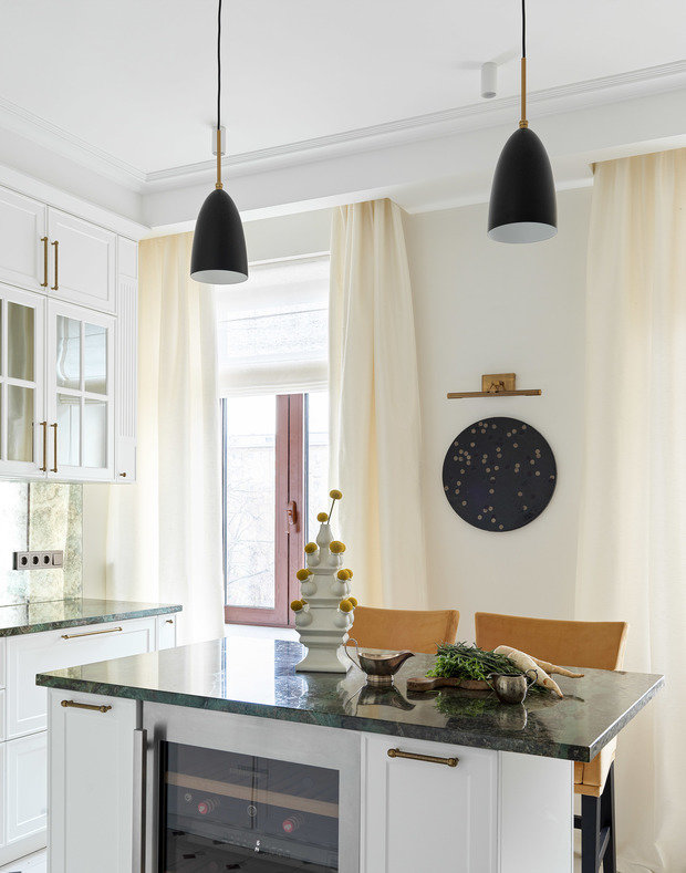 Картины на кухне и в коридоре авторства Людмилы Константиновой из галереи Syntax Gallery.