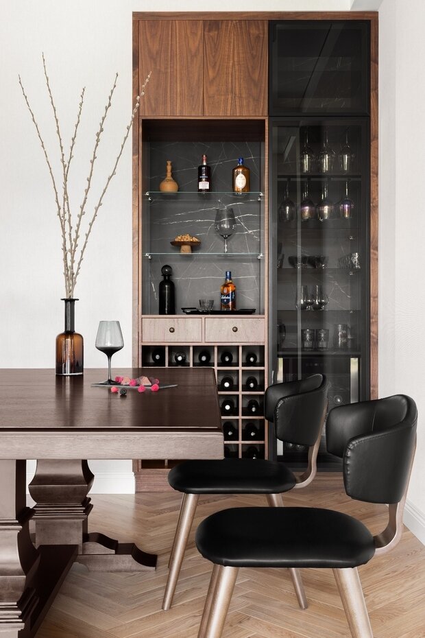 В кухне предусмотрели отдельностоящий барный шкаф со встроенным холодильником для напитков, удобный большой остров для завтраков.