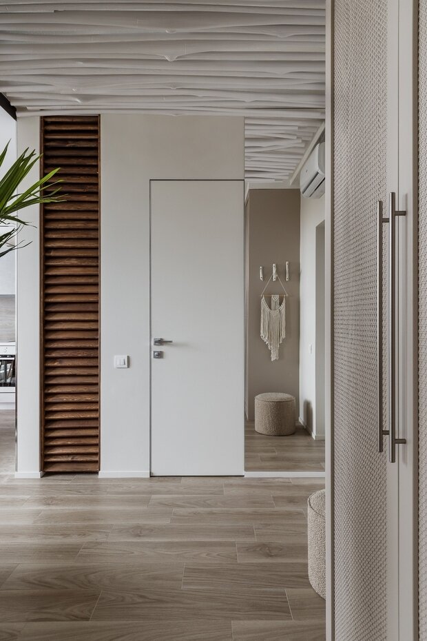 Шкафы в коридоре выполнены из ротанга, его привезли специально из Китая. 