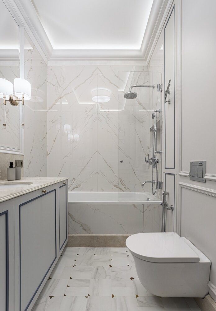 Вокруг самой ванны — итальянский керамогранит. На остальных стенах — гипсовая лепнина и покраска английской полуматовой краской.