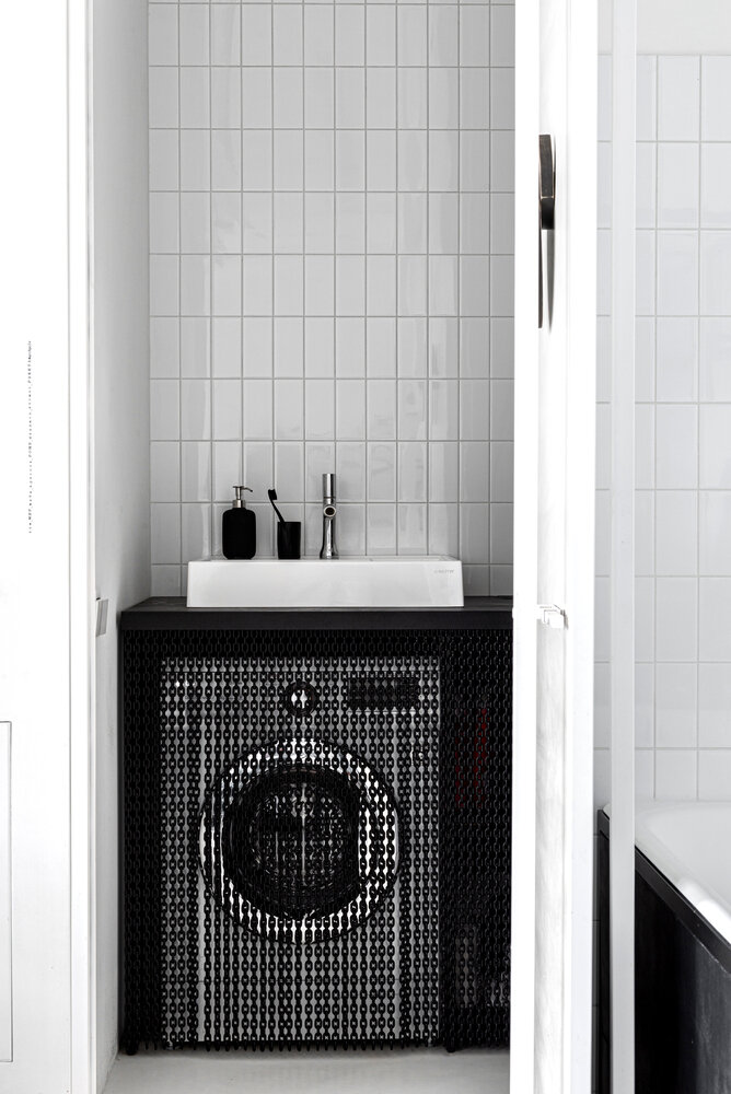 В туалете расположились раковина и стиральная машина. В туалете расположились раковина и стиральная машина.