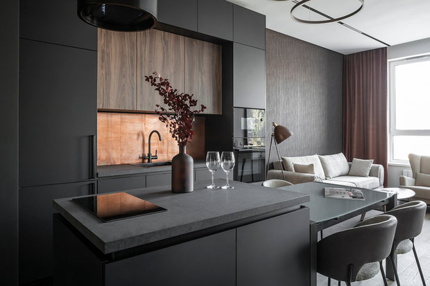 Фартук кухни из меди посчитали первоначально в фирме, которая занимается подобными вещами: насчитали 1 м² фартука по 70 тысяч рублей. В итоге заказчики самостоятельно купили листы меди, приклеили их на основание и сэкономили 60 тысяч рублей. Получилось очень достойно. 