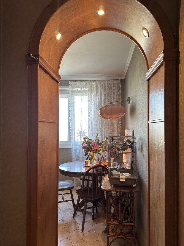 Фотография: Кухня и столовая в стиле Прованс и Кантри, Винтажный, Интерьер комнат, Интерьерный стиль, Дизайн интерьера, Переделка, как оформить интерьер двушки, интерьер двушки, как обустроить двушку для молодой семьи, дизайн двухкомнатной квартиры в панельном доме, до и после, панелька, переделка типовой квартиры, переделка панельки, интерьер панельки – фото на INMYROOM