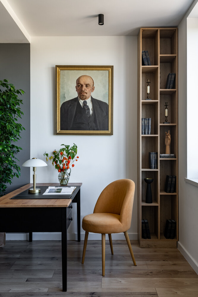 Хозяйка родом из Санкт-Петербурга, эту связь удалось отразить в интерьере. По наследству в семью перешли некоторые предметы мебели, книги и посуда. Эти вещи бережно вписали в новую обстановку.